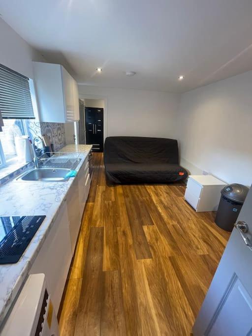 One Bedroom Annex With Private Entrance Morden  Zewnętrze zdjęcie